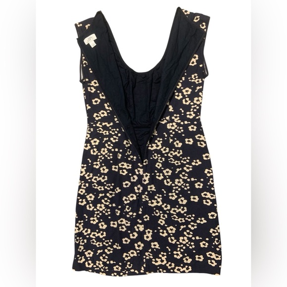 LOFT Neutral Daisies Cap Sleeve Pleated Scoop Neck Dress W/ Pockets size 10 - Picture 3 of 7